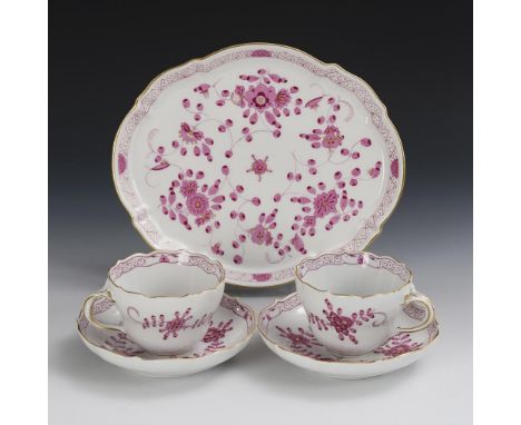 Tablett und 2 Tassen mit Untertassen "Indisch Purpur". Meissen. Schwertermarke, 2. H. 20. Jh., 1. Wahl und 2 Schleifstriche. 