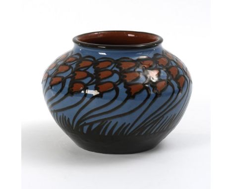 Jugendstil-Vase mit Glockenblumen. Karlsruher Majolika. Pressmarke mit Zusatz "Baden", ab 1908. Modell-Nr. 2277. Entwurf: Alf