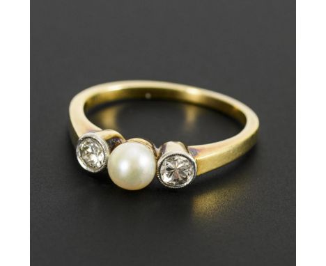 Ring mit Zuchtperle und Brillanten.             Gelbgold 585 gestempelt. Perle Ø 6 mm. Brillanten Ø ca. 4 mm. Ringgröße 59. 3