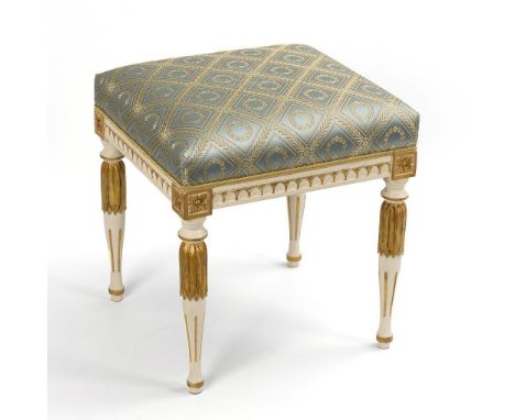 Tabouret im Louis-Seize-Stil. Ende 19. Jh. Schweden.             Weichholz, weiß gefasst und Gold gehöht. Ca. 44 x 42 x 38 cm