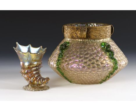 2 defekte Jugendstil-Schalen. Lötz. Johann Loetz Witwe, Klostermühle.                         1x 1903,  "Nautilus": Schale au