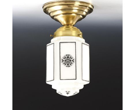 Elegante Plafonnier. 20. Jh.             Messing, Glas mit Milchglas-Innen- und Außenfang. L ca. 32 cm, Ø 18,5 cm.           