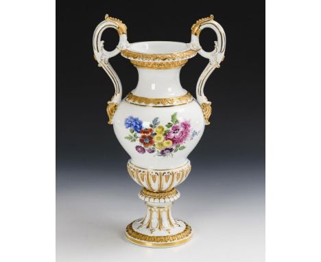 Prunkvase mit Blumenmalerei. Meissen. Schwertermarke mit Punkt, Pfeiffer-Zeit, 1924-1934, 1. Wahl. Modell-Nr.: E 142.        