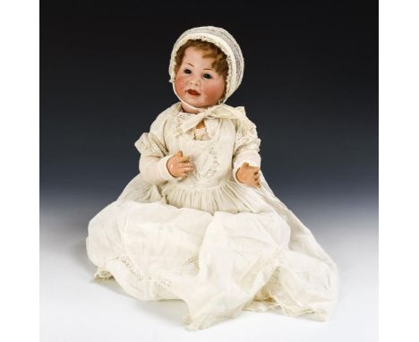 Beliebtes Charakterbaby. Kämmer & Reinhardt. Kopfmarke: K & R S & H 116 42. Ab 1911.             Biskuitporzellan, Masse. L 4