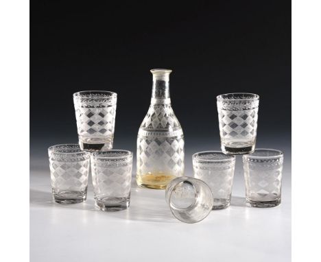 Empire-Karaffe und 7 Becher mit Harlekinsmuster. Um 1800.             Farbloses Glas. Karaffe (H 16 cm), 7 Becher (H 7 cm).  