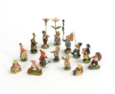14 alte Figuren. Wendt & Kühn. Alle gemarkt "W & K", nur 1x mit Zusatz "expertic".             Holz, farbig bemalt. H 4 - 14,