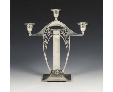 Versilberter Jugendstil-Kerzenleuchter. Württembergische Metallwaren-Fabrik AG. Straußenmarke WMF, I/0 gestempelt. Um 1910.  