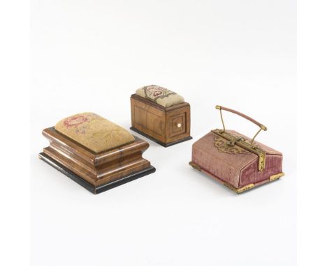 2 Biedermeier Nähkästchen und 1 Tasche für Nähutensilien. Um 1840, Täschchen 2. Hälfte 19. Jh.             Nussbaum furniert,