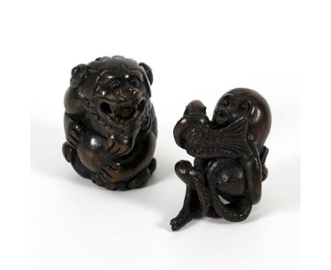2 Netsuke. Japan.                         Krake mit zwei Fischen in den Armen. Dunkles Holz, mit Glasaugen, H 4 cm. / Fabelwe