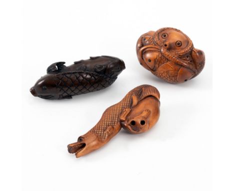 2 Netsuke. Wohl Meiji-Zeit. Japan.  Doppelfisch, in der Form von Yin und Yang verschlungene Fische. Signiert, aus dunklem Hol