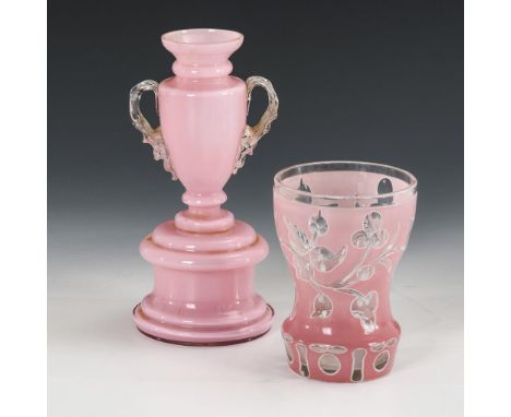 Überfangvase und -becher. Um 1850. Böhmen.             Farbloses Glas, 1x mit opalweißem, rosa eingefärbtem Innenfang, 1x mit