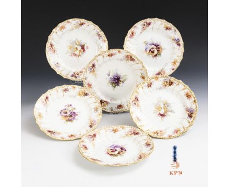 6 Teller mit Weichmalerei. KPM Berlin. Zeptermarke und roter Reichsapfel , Anfang 20. Jh.             Polychrom bemalt, golds
