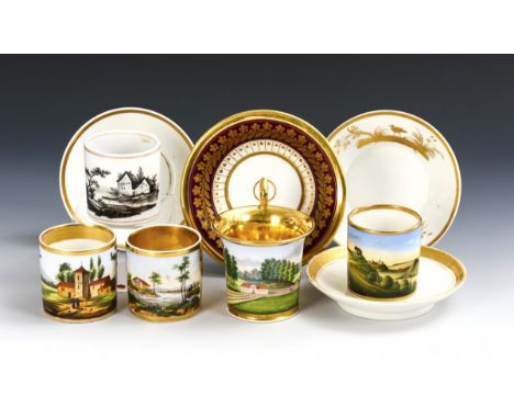 5 Biedermeier-Tassen mit Landschaftsmalerei. Ungemarkt, 1. H. 19. Jh.             Überwiegend polychrom bemalt, goldstaffiert