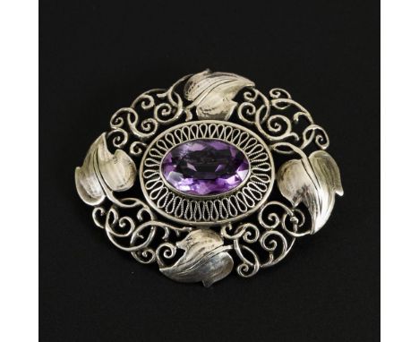 Jugendstilbrosche mit Amethyst, ca. 1910-1914.                     THEODOR FAHRNER, PFORZHEIM,     Silber 900 gestempelt. TF-