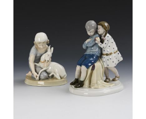 Kinderpaar und Mädchen mit Reh.             Unterglasurbemalung.             1x Heubach, 1905-1945, Modell-Nr. 10543: Auf ein
