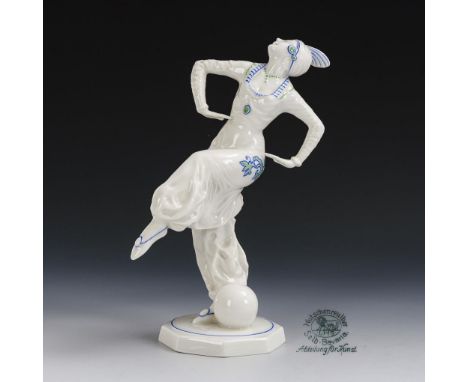 Art-déco-Tänzerin. Hutschenreuther. Löwenmarke, ab 1955.             Weiß mit blauer und grüner Staffage. H 26 cm.           