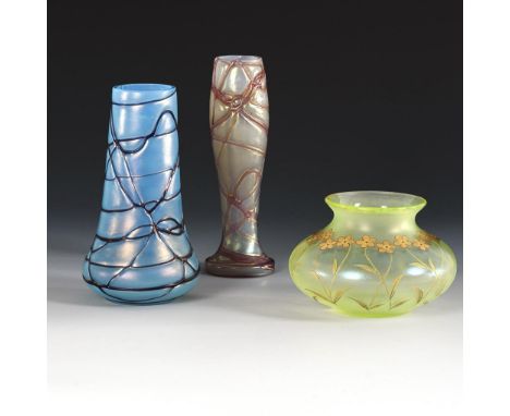 3 Jugendstil-Vasen.                         1x Vase aus farblosem Glas mit opalweißem Innenfang, hellblauem Überfang und viol