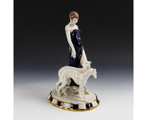 Dame mit Windhunden. Royal Dux. Rosa Dreiecksmarke, um 1930. Modell-Nr.: 3046.             Kobaltblau und farbig bemalt, Gold