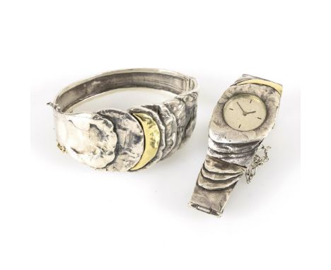 Desingerarmbanduhr und Armreif.             Silber 835 gestempelt. Gelbgoldsegmente 585 geprüft. Armbanduhr 17 cm. Armreif Ø 
