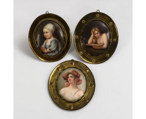 3 Medaillons mit Porzellangemälden. Ungemarkt, 2. H. 19. Jh.             Polychrome Malerei. L ca. 8,5 cm, im Messingrahmen (