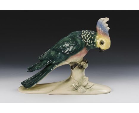 Kakadu auf ovalem Sockel. Hertwig & Co., Katzhütte. Grüne Stempelmarke. Ca. 1930/40er Jahre. Modell-Nr. 2412.             Ste