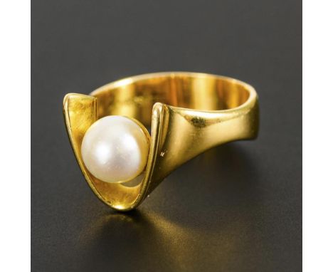 Designerring mit Akoya-Zuchtperle.             Gelbgold 750 gestempelt. Punze: WORPSWEDE. Perle Ø 8 mm. Ringgröße 61. 9 g.   