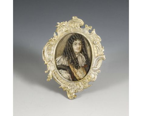 Miniatur im Silberrahmen: Bildnis eines Herrschers im Barockzeitalter. Aufsteller Schleissner & Söhne Hanau gepunzt. Mit Mono