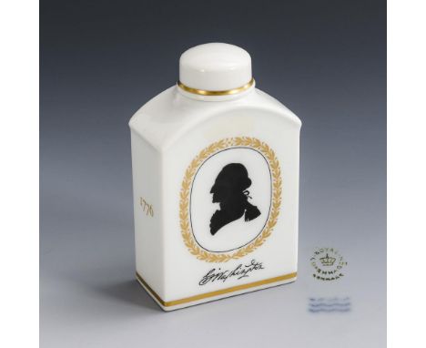 Teedose mit Silhouettenmalerei. Royal Copenhagen. Wellenmarke und Stempelmarke, 1976, 1. Wahl. Modell-Nr.: 12440. Entwurf: 19