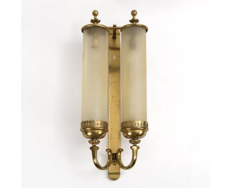 Große Art-déco-Röhren-Wandlampe. 20. Jh.             Messing, Glas. Ca. 82 x 33 x 22 cm.             2-flammige Röhren-Wandla