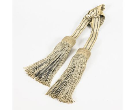 Paradeschärpe Preußen, im Originaletui. Um 1900. Preußen.             B 4 cm, L ca. 240 cm.             Aus Metallfäden geweb