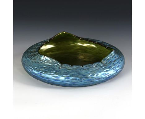 Jugendstil-Schale "Diaspora Crete". Lötz. Johann Loetz Witwe, Klostermühle, 1902.             Grünes Glas, irisiert. Ø 24,5 c