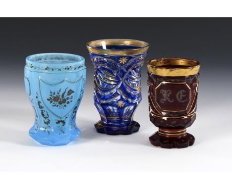3 Biedermeier-Becher. Um 1850.             H 11,5 - 12,5 cm.             1x achtfach facettierter Becher aus hellblauem Alaba