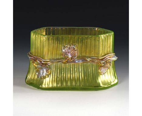 Jugendstil-Schale "Ausführung 117". Lötz. Johann Loetz Witwe, Klostermühle, 1911.             Grünes Glas, farbloses Glas mit