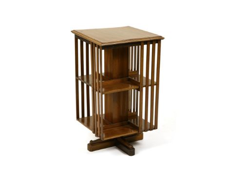 Drehbares Art-déco-Bücherregal. 20. Jh.             Nussbaum massiv und gebeizt. Ca. 81 x 47 x 47,5 cm.             Extravaga