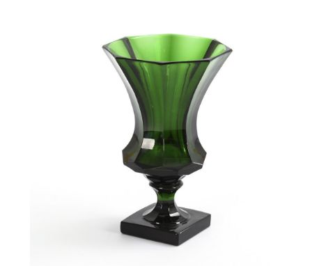 Kratervase. Moser?, um 1930.             Grünes Glas. H 25 cm.             Achtfach facettierte Kratervase mit facettiertem S