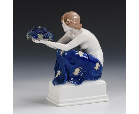 "Traubenträgerin". Rosenthal. Marke Kunstabteilung Stammwerk Selb, 1927. Modell-Nr.: K 477. Entwurf: 1917.                   