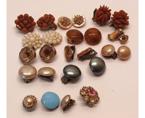 BAG OF VINTAGE CLIP ON EARRINGS