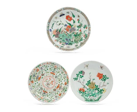 THREE CHINESE FAMILLE VERTE DISHESKANGXI 1662-1722Variously painted with birds, insects, flowers and foliage, two with channe