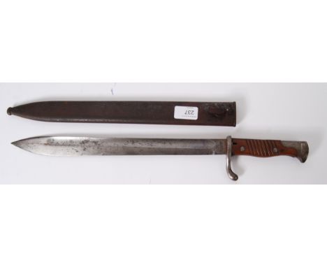 BAYONET: A First World War WWI period German issue Fichtel & Sachs made rifle bayonet. 52cm long.

NOTE: From an impressive p