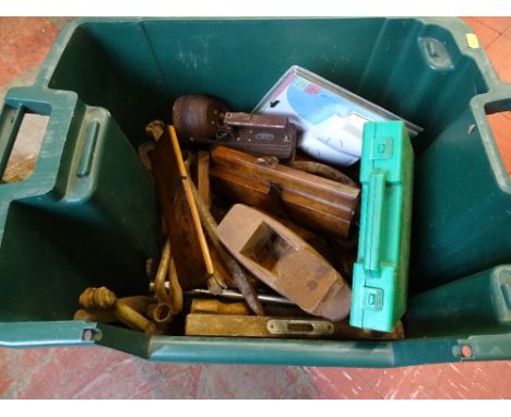 Tub of block planes, spirit level, hand tools etc
