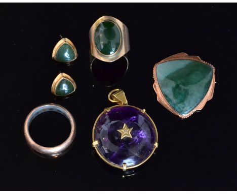 A small parcel lot of jewellery to include a hallmarked 9ct oval jade ring, a pair of jade earrings, a Continental triangular