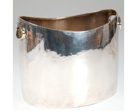 Art-Deco-Sektkühler, oval, Sterlingsilber, Dänemark, gehämmerte Wandung mit 2 seitliche ovalen Grifföffnungen, umgeschlagener