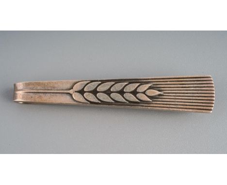 ARNO MALINOWSKI FOR GEORG JENSEN;  925 hallmarked silver tie clip, length 5.5cm, all decorated in the wheatsheaf pattern, app