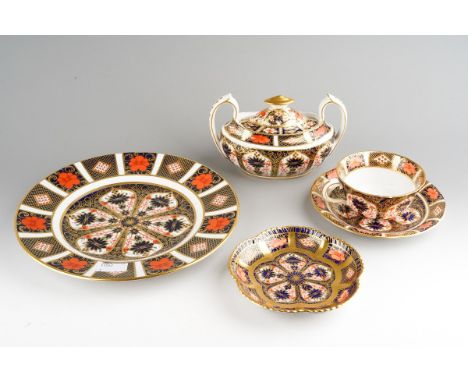 Five pieces of Royal Crown Derby Imari in the 1128 pattern, comprising a 21.5cm diameter plate  (second), a wavy rimmed pin d