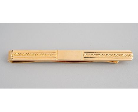 9 ct gold tie clip, approx. 6 cm long, gross weight approx. 6.2g, etched detail to front, free cartouche