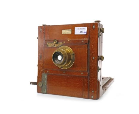 VICTORIAN 'INSTANTO' PLATE CAMERA BY E. & T. UNDERWOODwith related lens, mahogany and brass surround, 22cm high