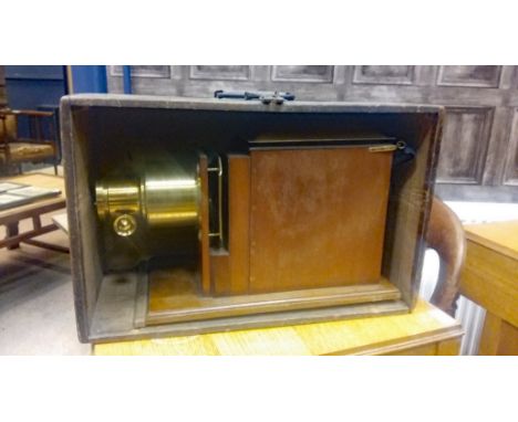 VICTORIAN 'CHALLENGE' MAGIC LANTERN BY J. LIZARSmahogany and brass body, 27cm x 29cm x 43cm contained within a fitted hardwoo