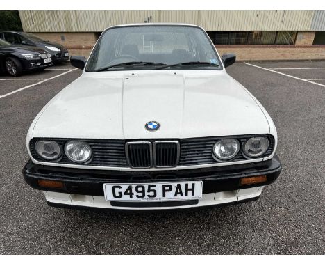 1990 BMW 318i, 4 door saloon, 1796cc engine, reg. no. G495 PAH, finished in white with a velour interior, MOT expired 29th Oc
