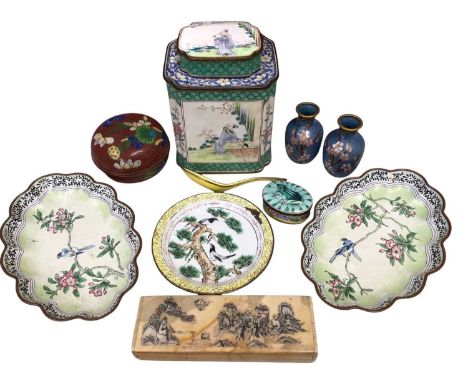 Chinese enamel tea canister with figure decoration, three similar style dishes and a frog trinket pot, clisonne pot with cove