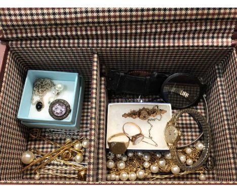 Brown leather jewellery box containing Victorian 9ct gold brooch, 9ct gold signet ring, 9ct gold cameo ring, 9ct gold cased C